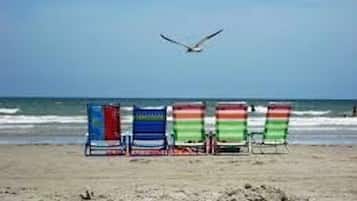 Beach nearby, sun loungers, beach towels