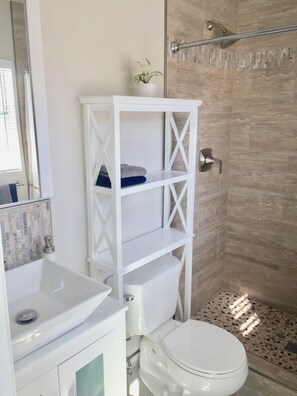 Combined shower/bathtub, hair dryer, towels, soap