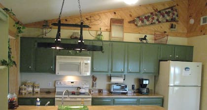 Restful Country Charm, World Renowned Antiquing, Concerts and Shakesperean Plays