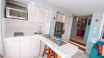 Refrigerador con congelador, microondas y parrilla de estufa