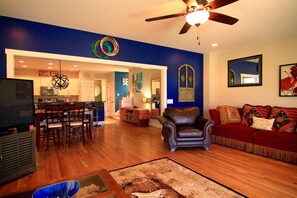 TV, DVD player, stereo - Spacious home with POOL, private, safe. (Nashville)