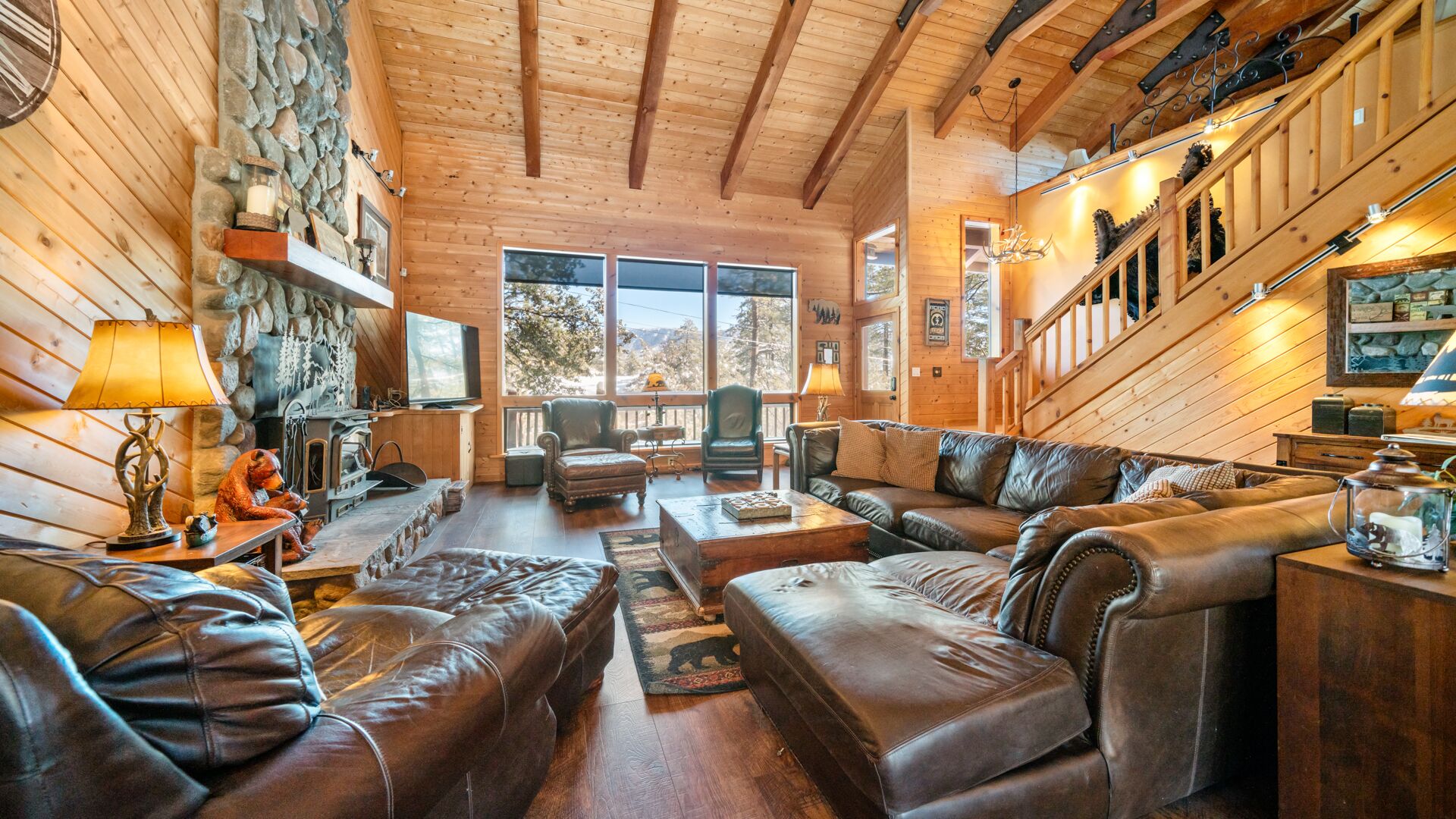 Smart TV, chimenea, futbolito y tenis de mesa 