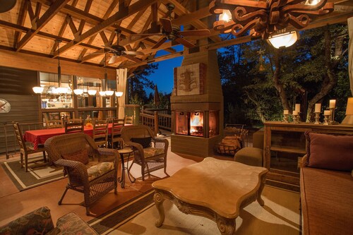 Dancing Bear Lodge, Pine AZ; Luxury Cabin with Views, Spa & Outdoor living area