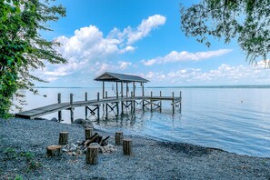Beach towels - Beautiful Home On The Lake Great For Families & Walking Distance to Winery (Romulus)