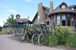 Property grounds - Located next to the Ski Resort, Bike Park and Water Park (Vernon)