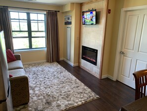 Flat-screen TV, fireplace - Located next to the Ski Resort, Bike Park and Water Park (Vernon)
