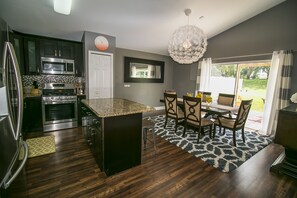 Fridge, microwave, oven, stovetop - SUMMER SPECIALS!!!! Luxurious DISNEY vacation home near all attractions!! (Clermont)