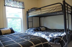 3 habitaciones, tabla de planchar con plancha, wifi y ropa de cama