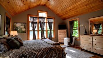 4 habitaciones, escritorio y tabla de planchar con plancha