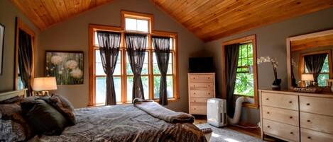 4 habitaciones, escritorio y tabla de planchar con plancha