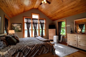 4 habitaciones, escritorio y tabla de planchar con plancha