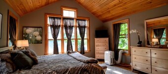 Quintessential farmhouse with hot tub, mountain views, sparkling clean