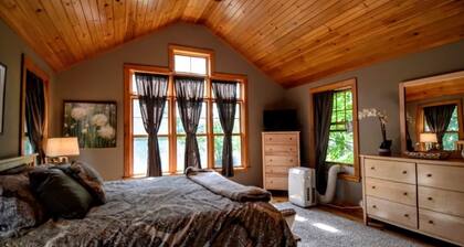 Quintessential farmhouse with hot tub, mountain views, sparkling clean