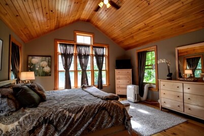 Quintessential farmhouse with hot tub, mountain views, sparkling clean