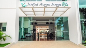 La entrada al parque acuático Jardins Agua Parque, con puertas de vidrio y fachada blanca.