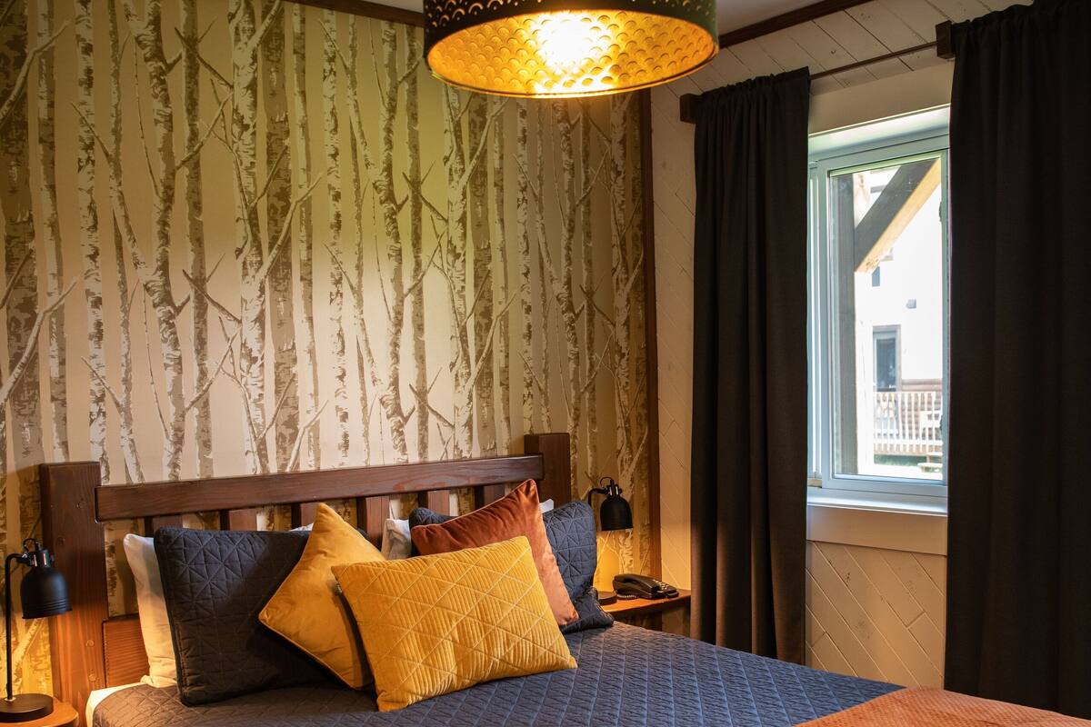 Comfort Room, 1 Queen Bed (Alouette) | Blackout drapes, iron/ironing board, free WiFi, bed sheets