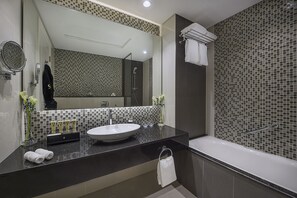 Free toiletries, hair dryer, bathrobes, slippers - DAMAC Maison Distinction (Dubai)