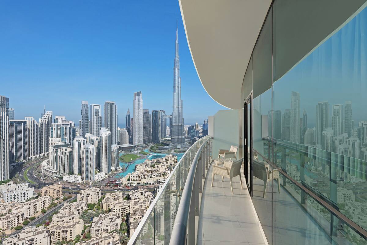 Un edificio de gran altura con vista a un paisaje urbano, incluyendo una torre destacada.