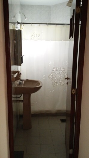 Apartment | Bathroom | Shower, bidet, towels - Departamento Urquiza (Salta)