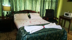 Habitación, 1 cama de matrimonio | Escritorio, cortinas opacas, tabla de planchar con plancha y wifi gratis