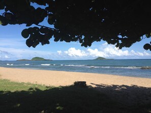 In Strandnähe, weißer Sandstrand
