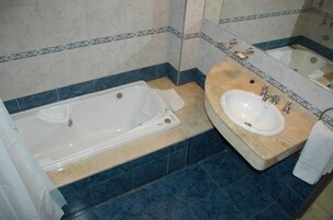 Ducha, artículos de tocador gratuitos, toallas