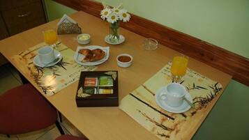 Breakfast, lunch and dinner served