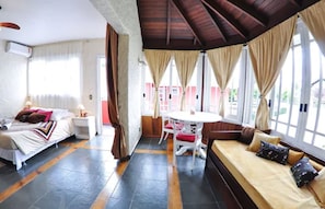 Minibar, escritorio, cortinas blackout y wifi gratis