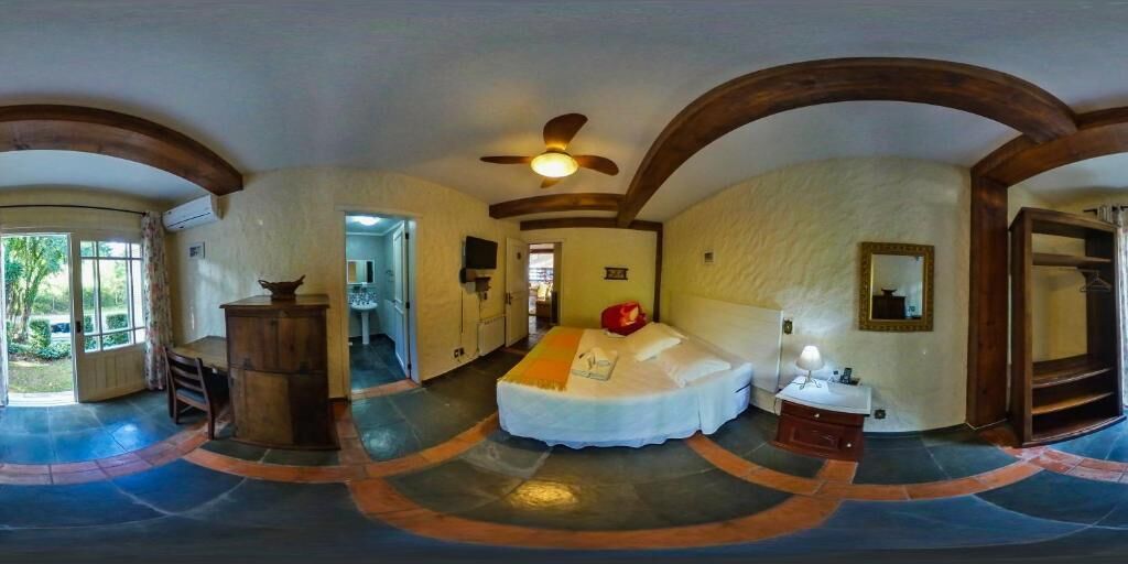 Minibar, desk, blackout drapes, WiFi (free)