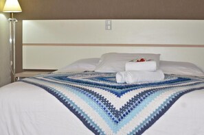 Minibar, desk, blackout drapes, free WiFi - Aardvark Inn Pousada (Gramado)
