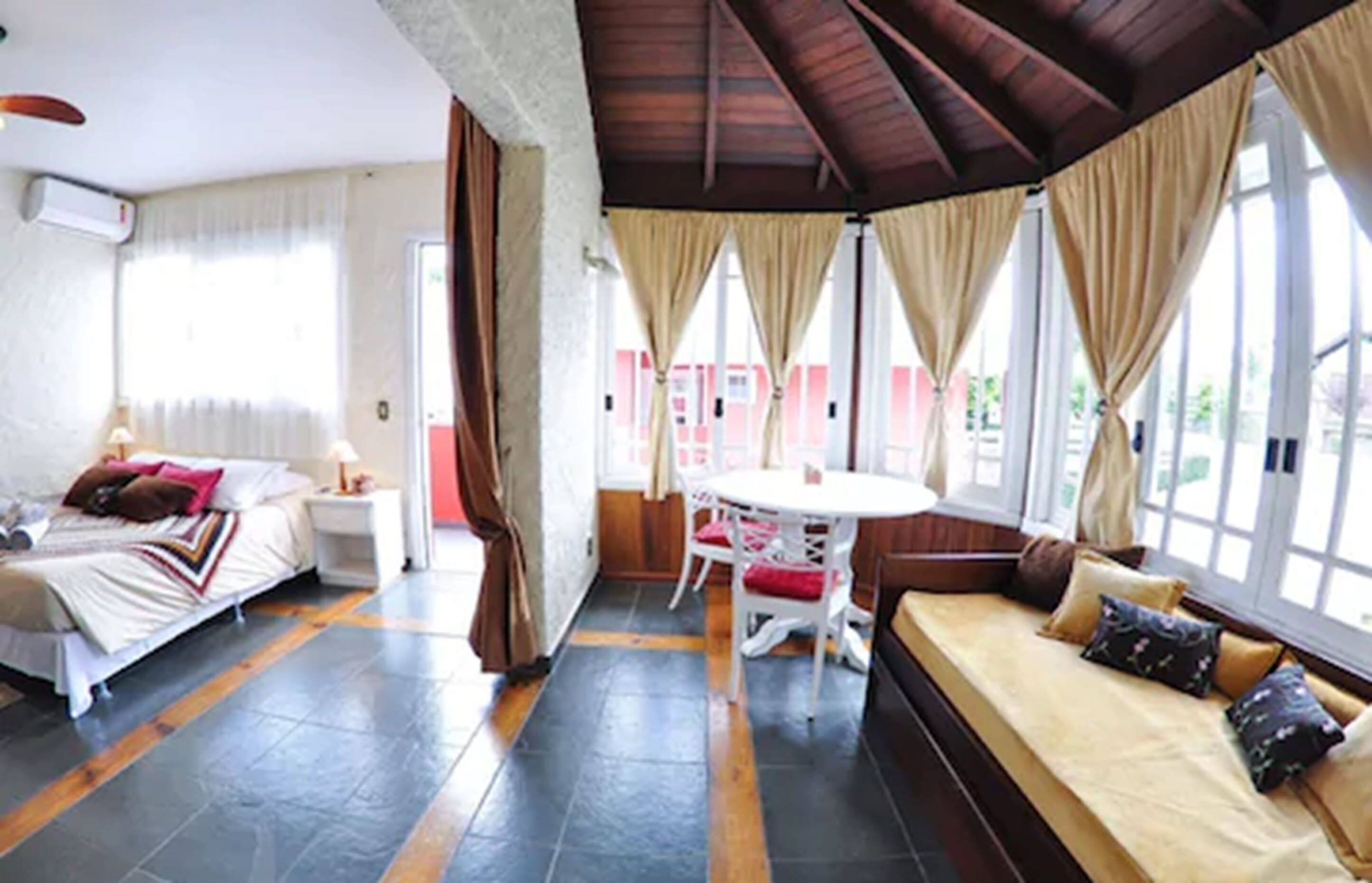 Minibar, skrivebord, mørklægningsgardiner, gratis Wi-Fi