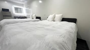 Habitación Deluxe, 2 camas de matrimonio, no fumadores | Tabla de planchar con plancha y ropa de cama