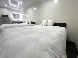 Tabla de planchar con plancha y ropa de cama 