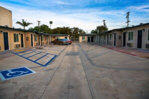 Free self parking - Newport Bay Inn (Costa Mesa)