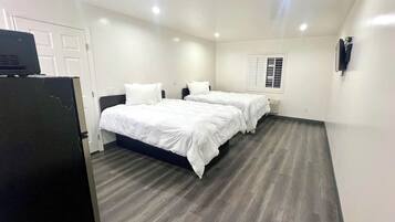 Deluxe kamer, 2 queensize bedden, niet-roken | Een strijkplank/strijkijzer, beddengoed