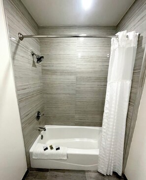 Bathroom shower - Newport Bay Inn (Costa Mesa)