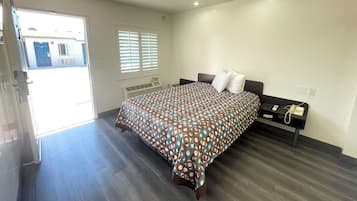 Chambre Standard, 1 grand lit, non-fumeurs | Fer et planche Ă repasser, draps fournis