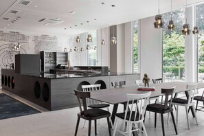 Daily continental breakfast (EUR 15 per person)