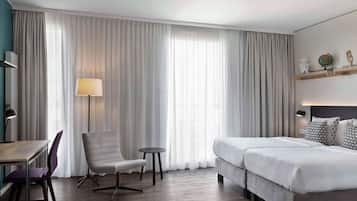 1 bedroom, hypo-allergenic bedding, desk, laptop workspace