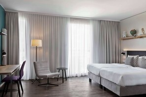 1 bedroom, hypo-allergenic bedding, desk, laptop workspace