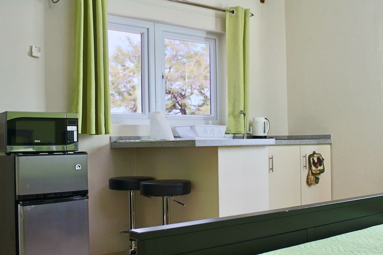 Geladeira, micro-ondas, toalhas de papel