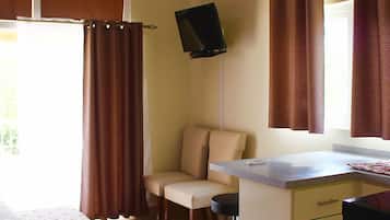 Habitación Deluxe, 2 camas matrimoniales, baño privado | Área de sala de estar | Televisión de pantalla plana