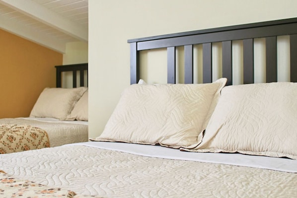 Premium bedding, iron/ironing board, free WiFi, bed sheets - Eve's Residence (Willemstad)