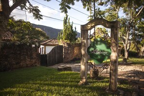 A rustic wooden gate with a sign reading "Alma Serra." - Alma Serra Vila (Tiradentes)