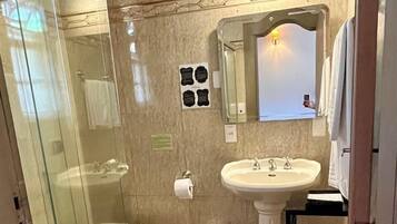 Suite Premium, 1 letto matrimoniale | Bagno | Doccia, asciugacapelli, asciugamani, sapone