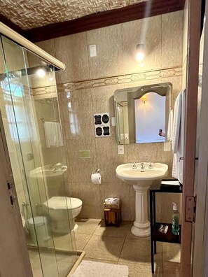 Phòng Suite Premium, 1 giường đôi | Phòng tắm | Buồng tắm vòi sen, máy sấy tóc, khăn tắm, xà phòng 