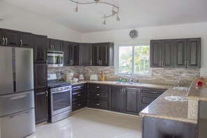 Refrigerador con freezer, microondas, horno, placa de cocina