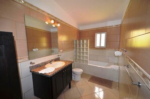 Villa, 6 slaapkamers | Badkamer | Een douche, gratis toiletartikelen, handdoeken
