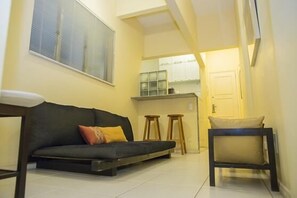 Apartamento tradicional | Área de estar | TV LCD