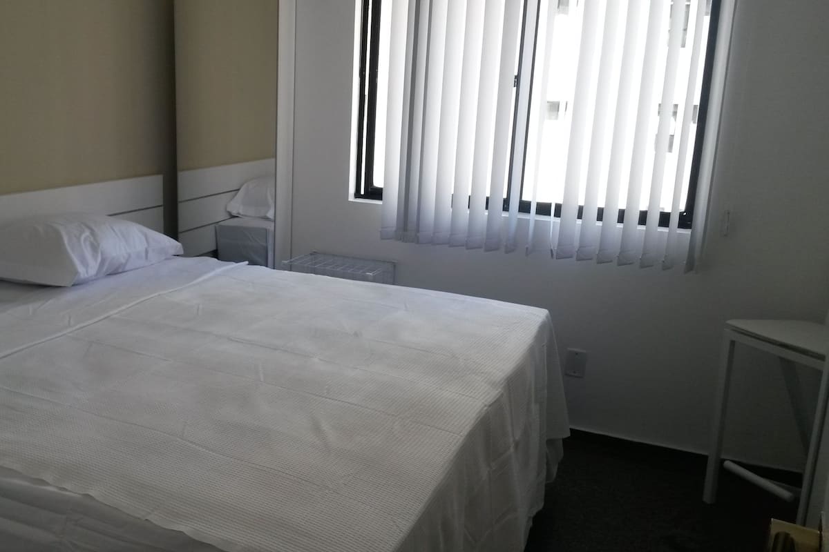 Apartamento, 2 quartos | 1 quarto, frigobar, cofres nos quartos, cortinas blackout